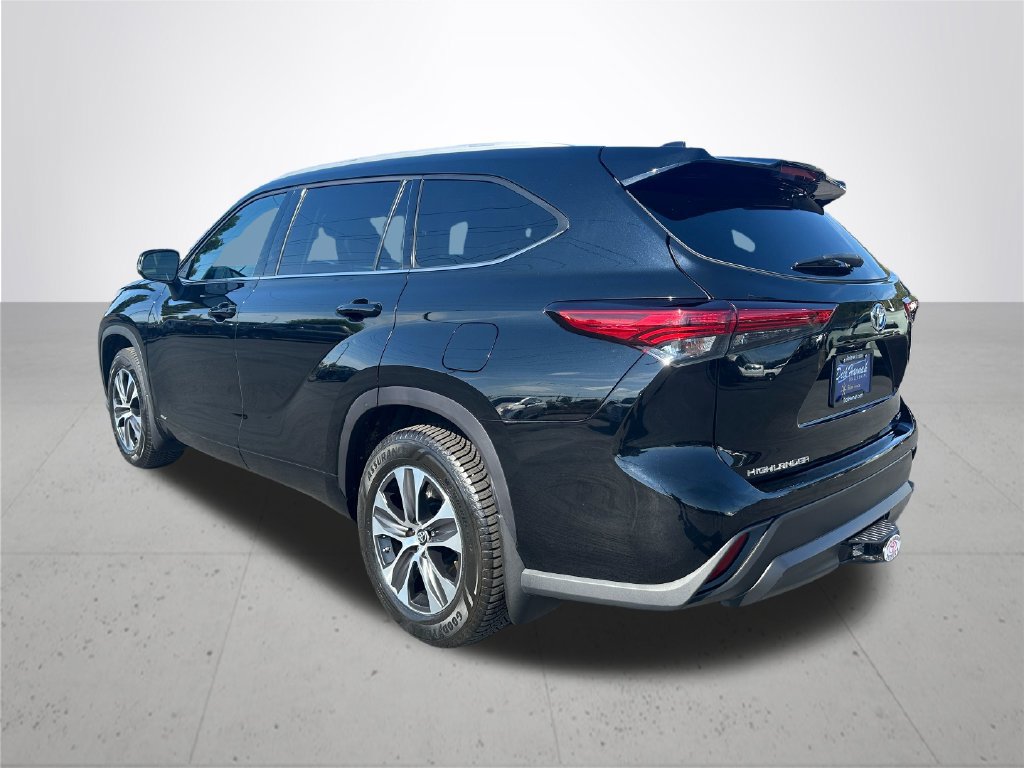 Used 2022 Toyota Highlander XLE AWD/4WD image 9