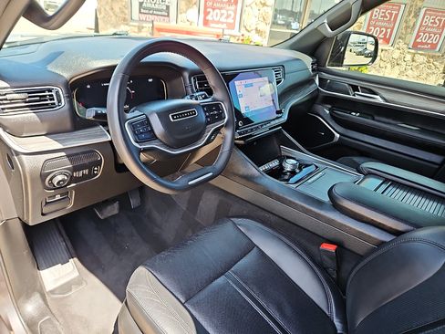 Used 2024 Jeep Wagoneer L Series II RWD image 13
