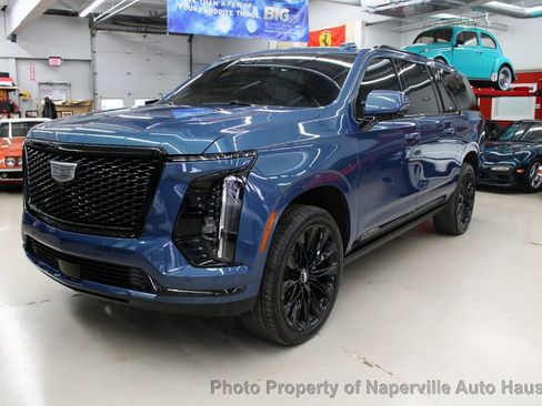 Used 2025 Cadillac Escalade ESV Sport Platinum w/ LPO, ONYX Package image 3