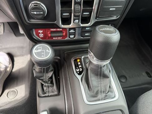 Used 2025 Jeep Gladiator Rubicon w/ Convenience Group AWD/4WD image 21
