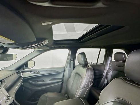 New 2025 Jeep Grand Cherokee Altitude image 21