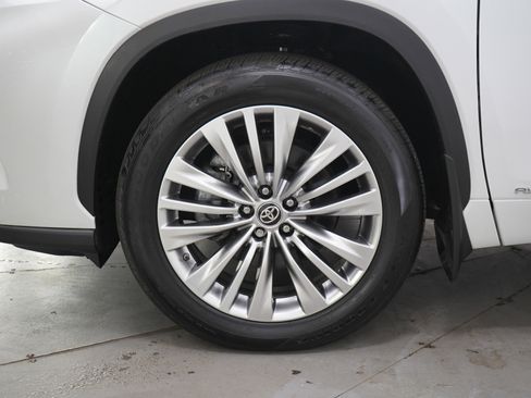 Used 2025 Toyota Highlander Platinum AWD/4WD image 32