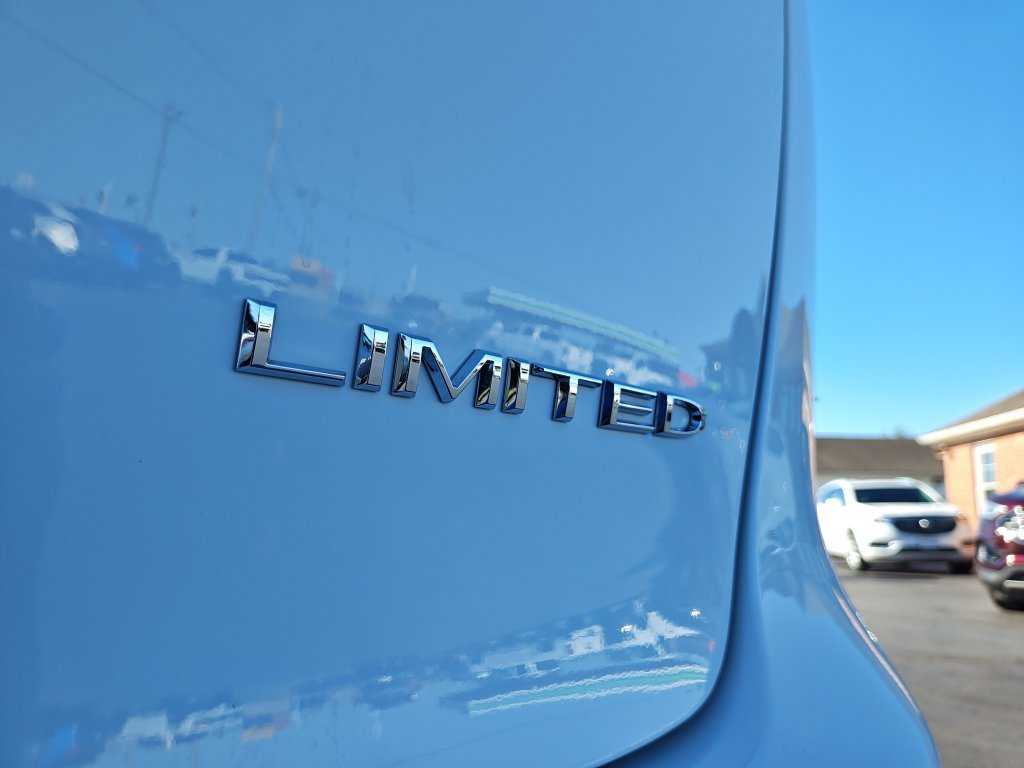 Used 2026 Chrysler Pacifica Limited FWD image 28