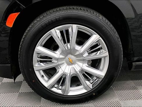 Used 2024 Chevrolet Suburban High Country image 10