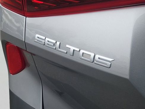 Used 2022 Kia Seltos EX image 12