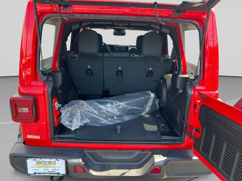 Used 2025 Jeep Wrangler Unlimited Sahara w/ Technology Group AWD/4WD image 19