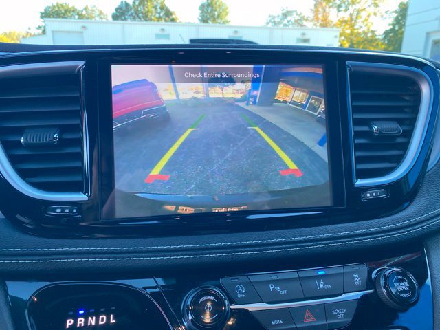 Used 2025 Chrysler Pacifica Limited FWD image 31