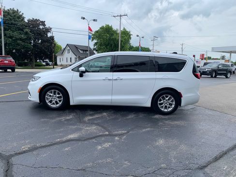 Used 2023 Chrysler Pacifica Touring-L FWD image 4