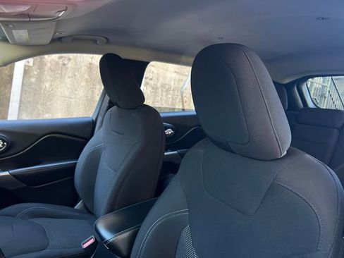 Used 2019 Jeep Cherokee Latitude w/ Cold Weather Group image 13