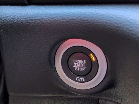 Used 2023 Chrysler Pacifica Limited w/ Uconnect Theater Family Group image 32