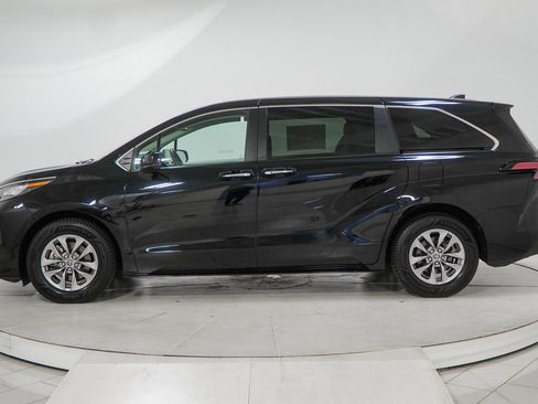 Used 2022 Toyota Sienna XLE AWD/4WD image 6