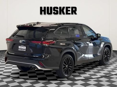 Used 2025 Toyota Highlander XSE AWD/4WD image 4