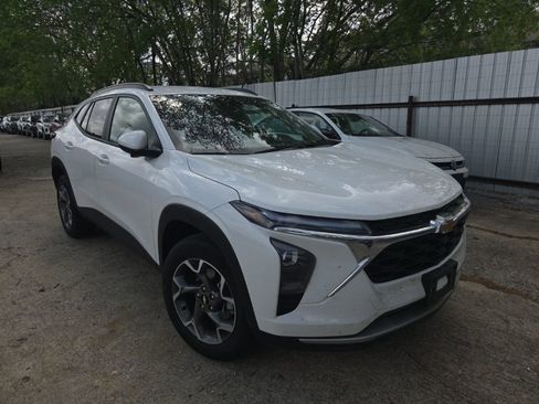 Used 2025 Chevrolet Trax LT w/ LT Convenience Package image 7