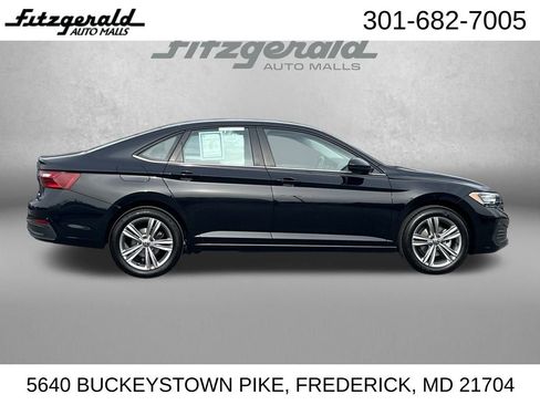 Used 2024 Volkswagen Jetta SE image 3