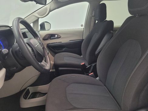 Used 2023 Chrysler Voyager LX FWD image 17