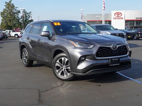 Certified 2022 Toyota Highlander XLE image 2