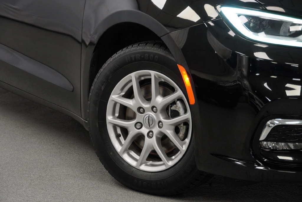 Certified 2024 Chrysler Pacifica Touring-L FWD image 9