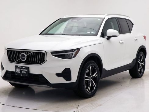Used 2025 Volvo XC40 B5 Core image 5