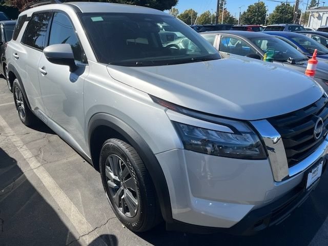 Used 2025 Nissan Pathfinder SV AWD/4WD image 2
