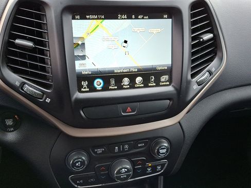 Used 2017 Jeep Cherokee Limited image 16