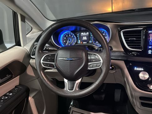Used 2017 Chrysler Pacifica Touring FWD image 25