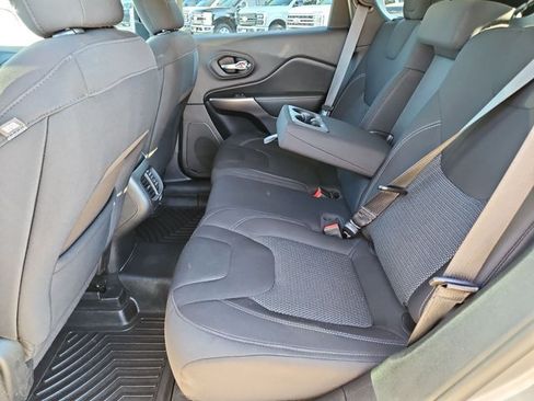 Used 2019 Jeep Cherokee Latitude w/ Popular Appearance Group FWD image 19