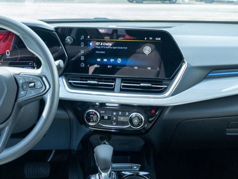 Used 2025 Chevrolet Trax LT FWD image 30