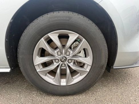 Used 2022 Toyota Sienna XLE FWD image 4