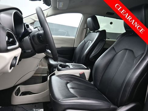 Used 2024 Chrysler Pacifica Touring-L image 17