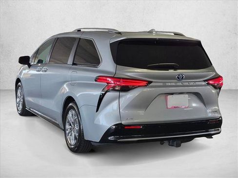 Used 2024 Toyota Sienna Platinum AWD/4WD image 8