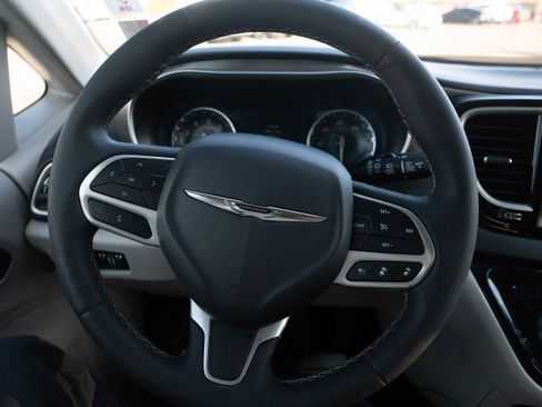 Used 2023 Chrysler Pacifica Touring-L image 25