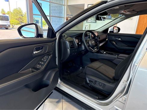 Used 2024 Nissan Rogue SV AWD/4WD image 15