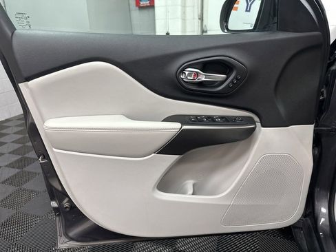 Used 2020 Jeep Cherokee Limited image 17