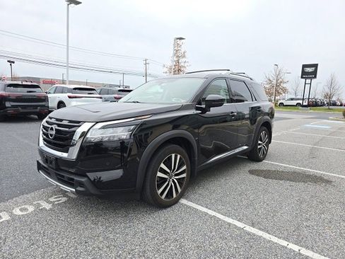 Used 2023 Nissan Pathfinder Platinum w/ Cargo Package image 3