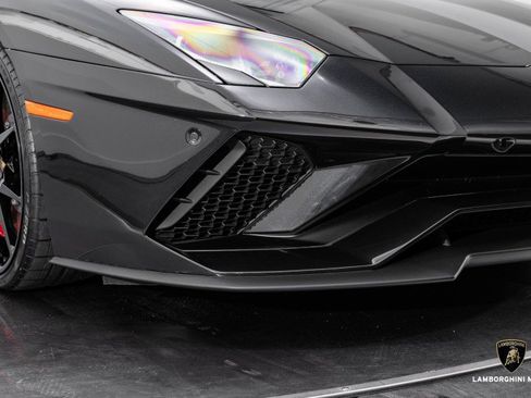 Used 2018 Lamborghini Aventador S image 6