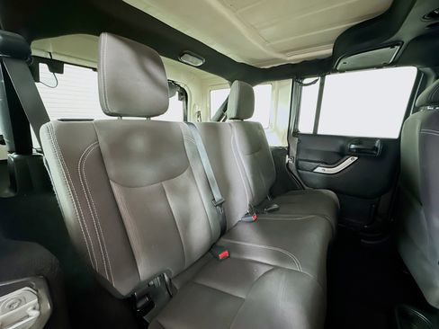 Used 2018 Jeep Wrangler Unlimited Sahara image 23