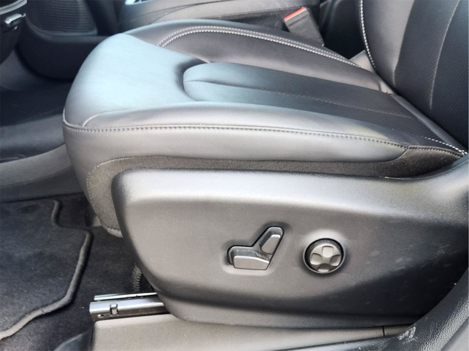 Used 2025 Chrysler Pacifica Select FWD image 25