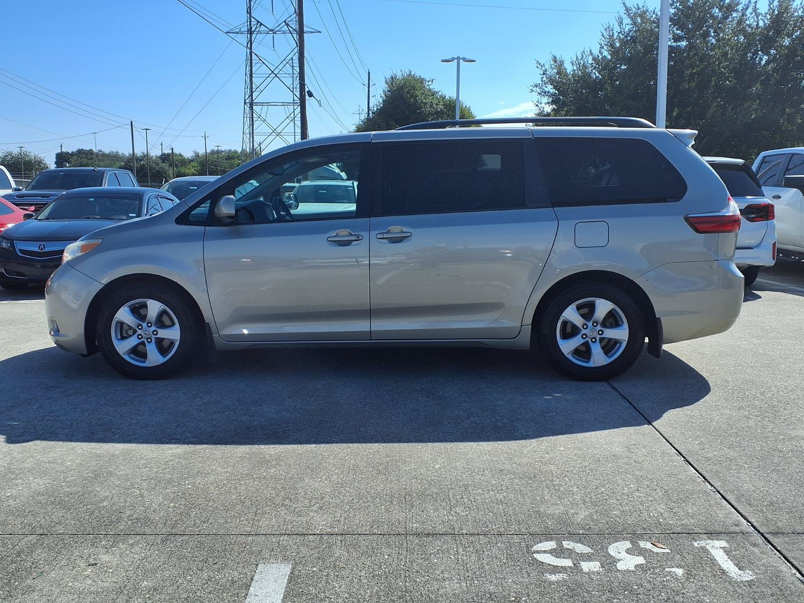 Used 2016 Toyota Sienna LE FWD image 22
