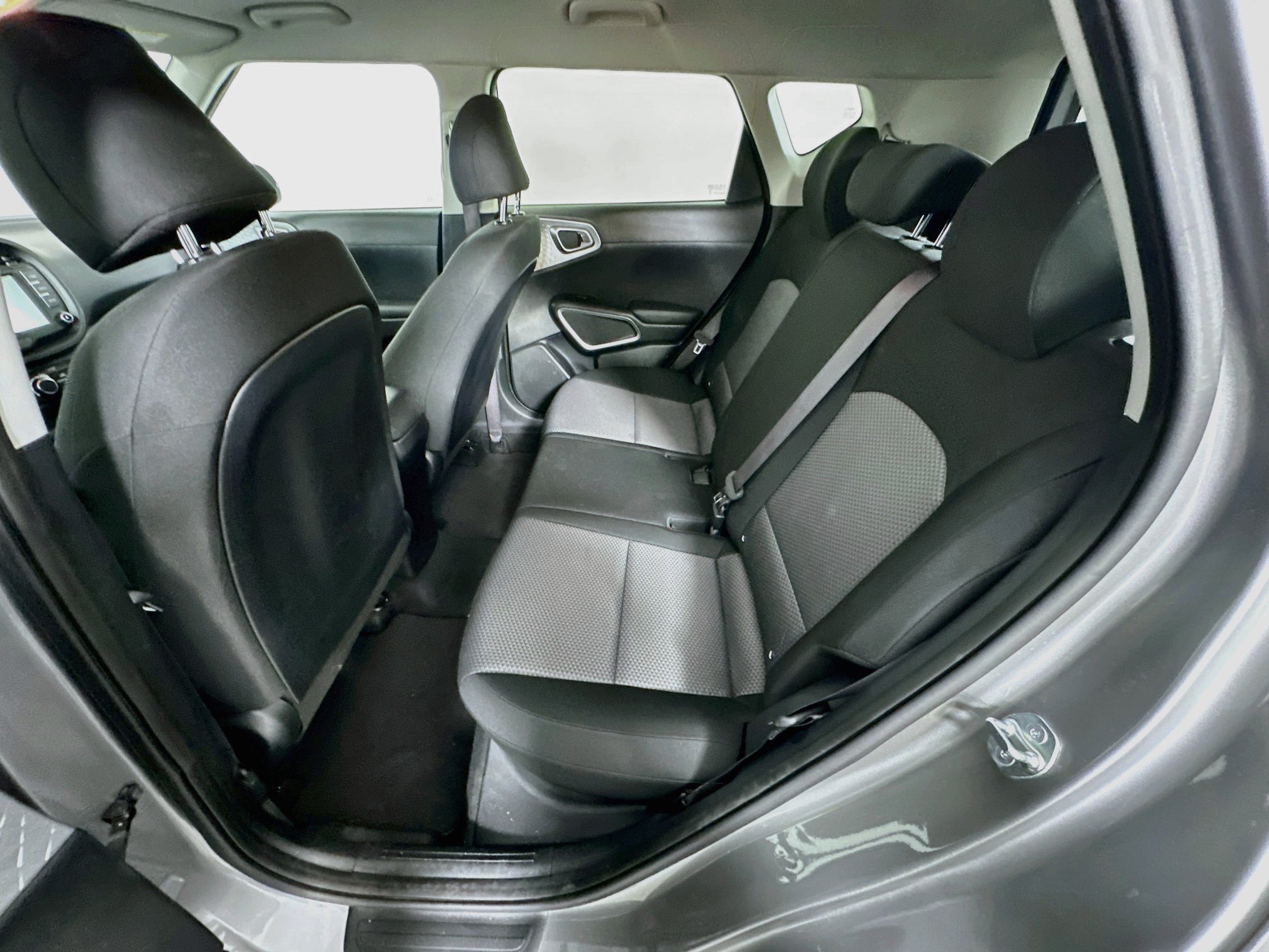 Used 2025 Kia Soul LX w/ LX Technology Package FWD image 28