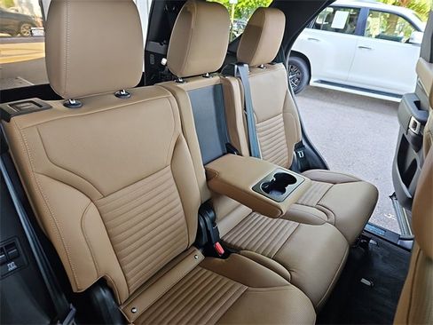 Used 2024 Land Rover Discovery Metropolitan Edition image 12