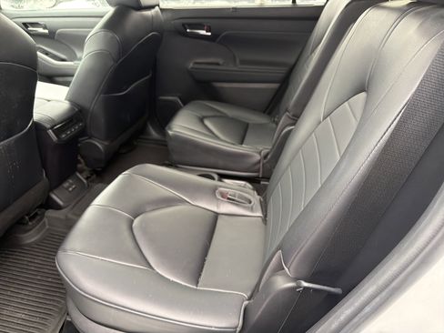 Used 2023 Toyota Highlander XLE image 25