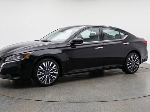 Used 2025 Nissan Altima 2.5 SV FWD image 3