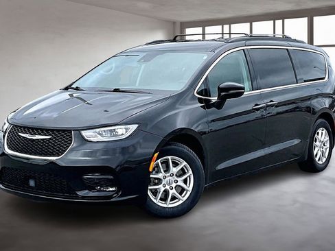 Used 2022 Chrysler Pacifica Touring-L FWD image 2