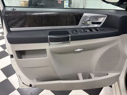 Used 2010 Dodge Grand Caravan SXT FWD image 10
