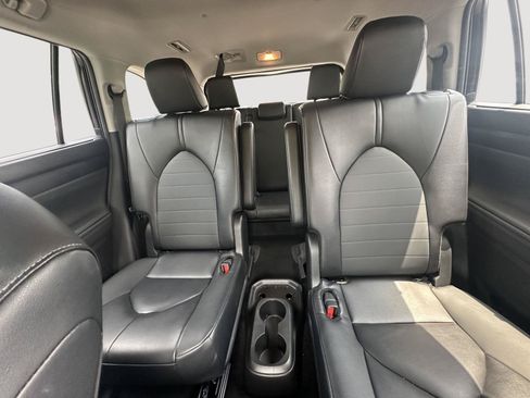Used 2025 Toyota Highlander XLE FWD image 12