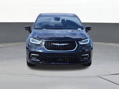 Used 2024 Chrysler Pacifica Touring FWD image 2