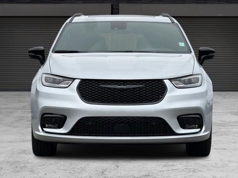 New 2026 Chrysler Pacifica Limited w/ Uconnect Theater Family Group FWD image 10