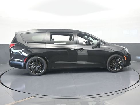 Used 2023 Chrysler Pacifica Limited w/ S Appearance Package image 7