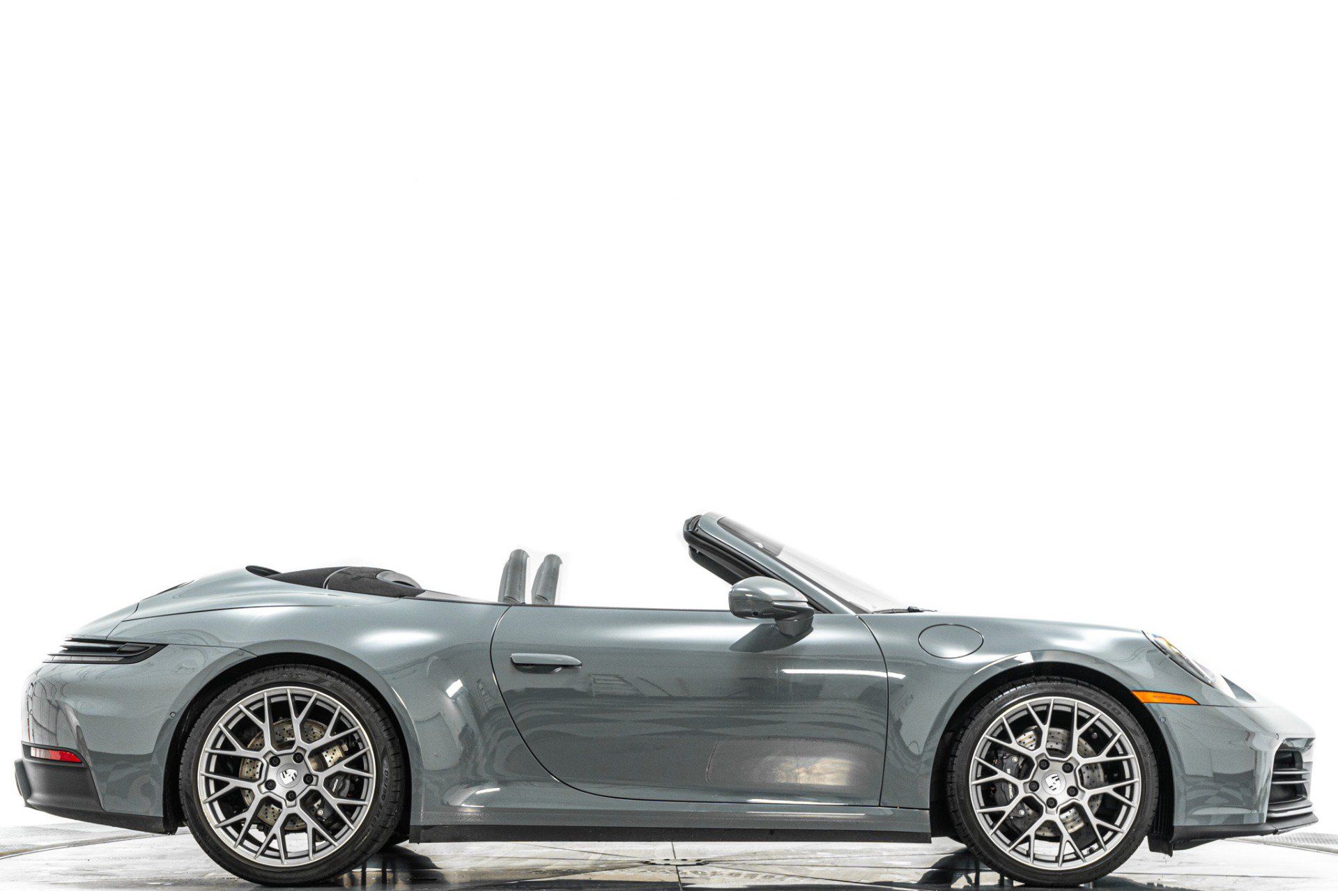 Used 2025 Porsche 911 Carrera RWD image 2