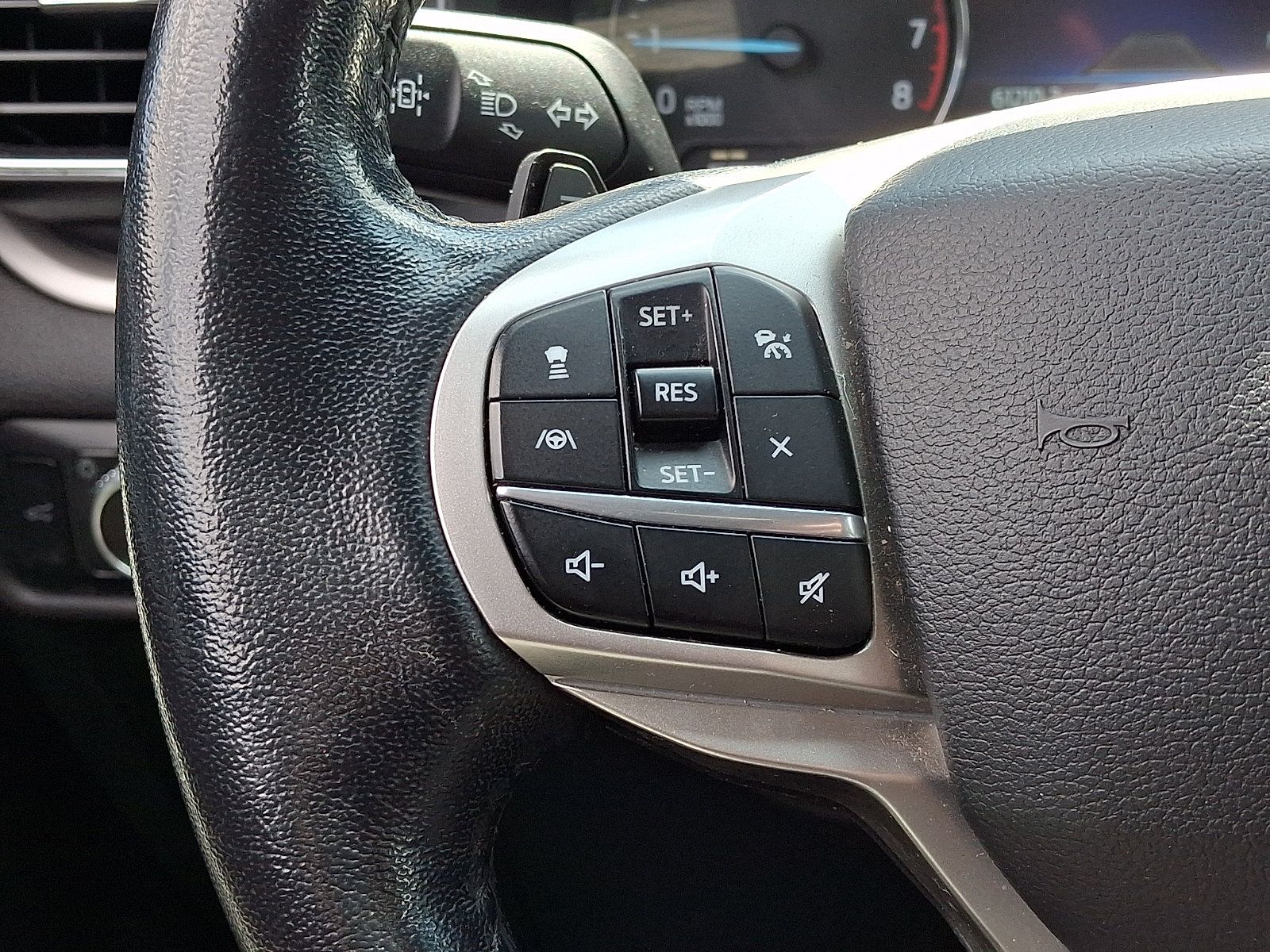 Used 2020 Ford Explorer XLT w/ Equipment Group 202A AWD/4WD image 22
